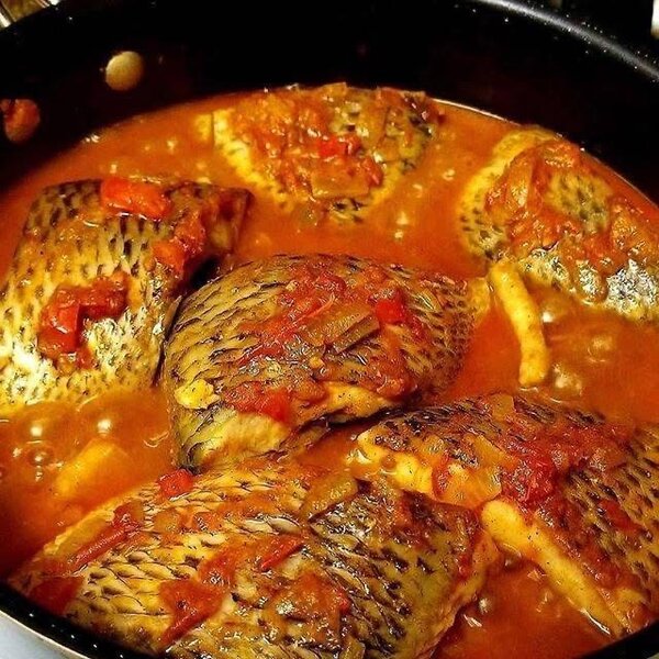 Tilapia épicée en sauce
