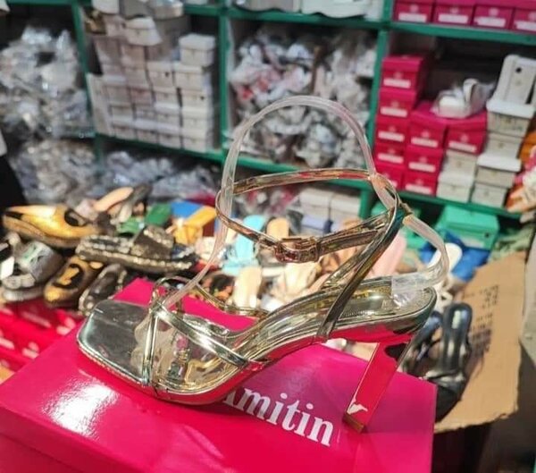 Sandales à talons dorées