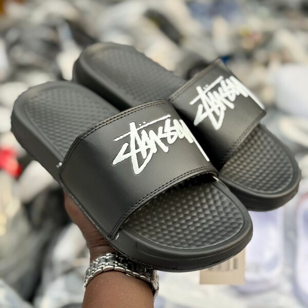 Claquettes noires stylées