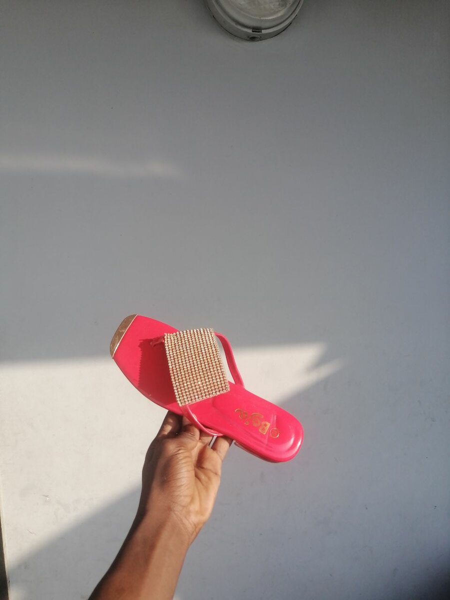 Sandales à talons roses brillantes