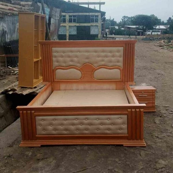 Lit en bois avec tête de lit capitonnée