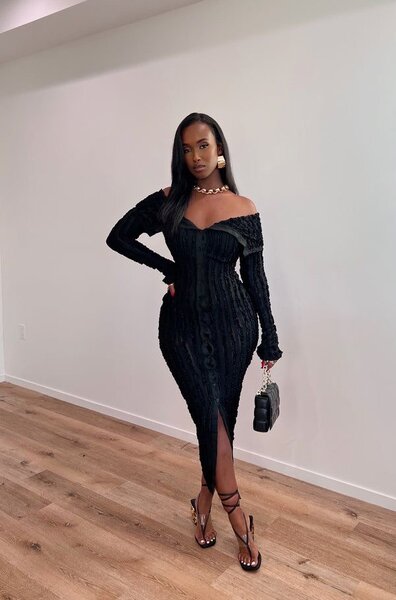 Robe élégante noire plissée