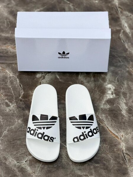 Claquettes Adidas blanches logo