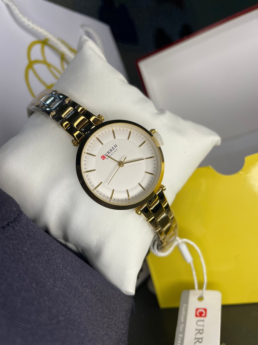 Montre élégante dorée femme