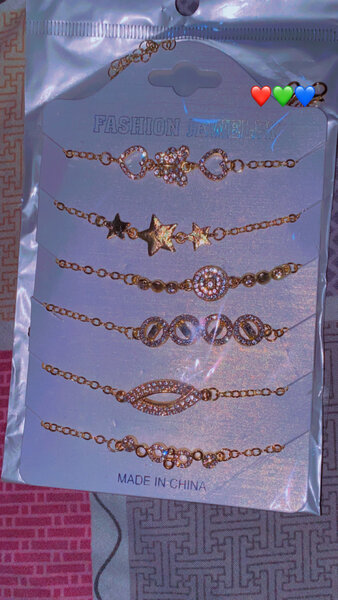 Set de bracelets dorés élégants