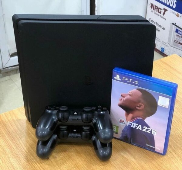 Ps4 avec deux manettes et 1 Cd