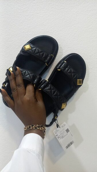 Sandales noires à boucles dorées