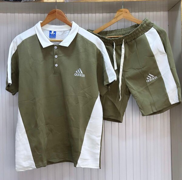 Un ensemble de vêtements pour hommes beaux et stylés (haut, bas)