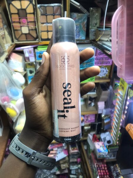 Brume fixante maquillage imperméable