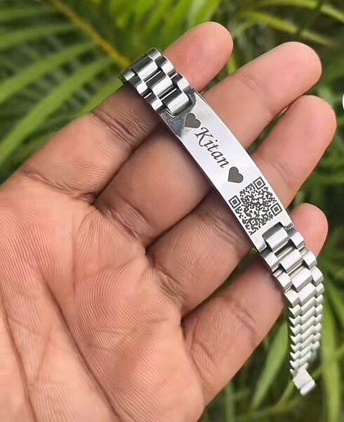 Customized QR code brackets