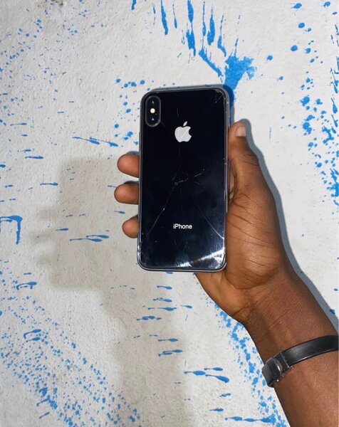 iPhone X avec écran fissuré