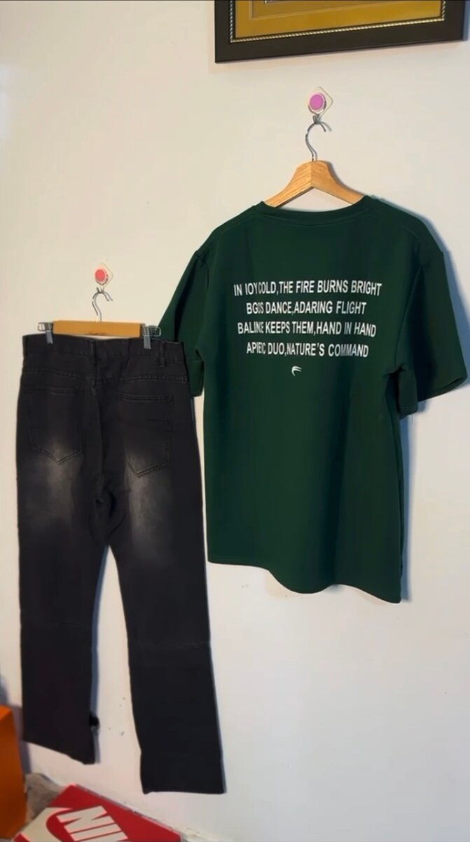 T-shirt vert foncé avec imprimé texte