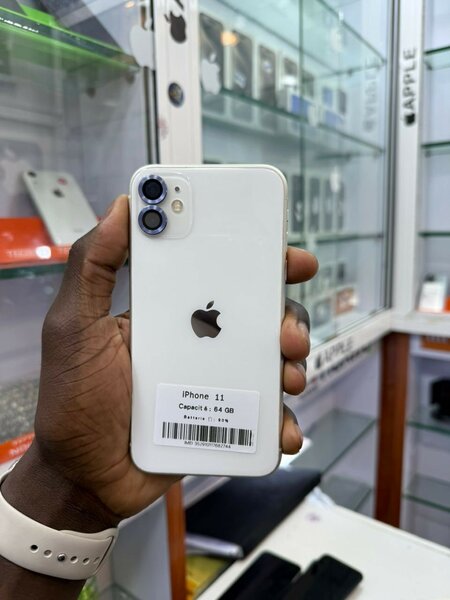 iPhone 11 64giga casineuf tout passe propre