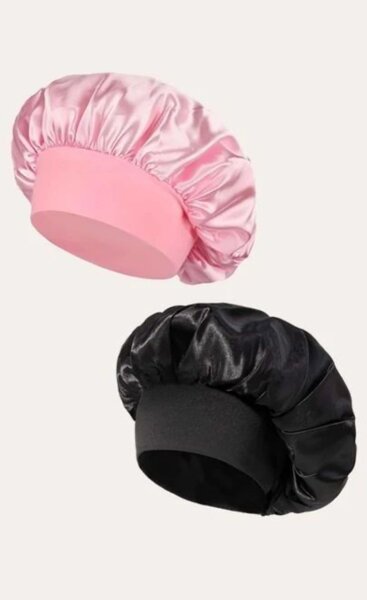 Bonnets en satin colorés