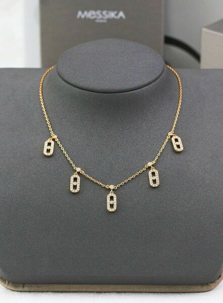 Collier élégant en or avec pendentifs