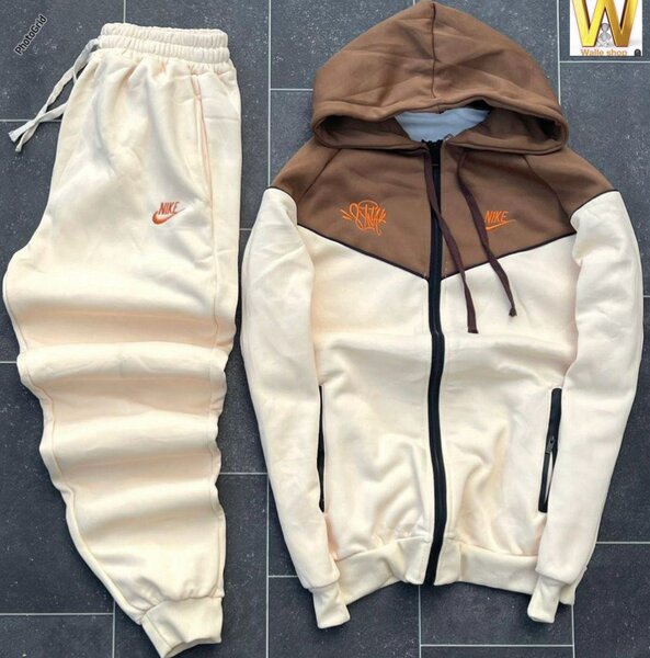 Les complets nike tech