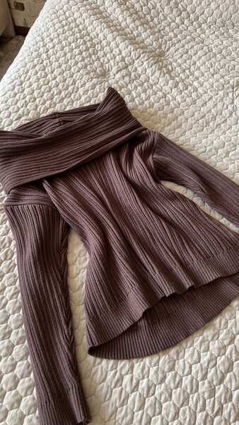 свитер с открытыми плечиками