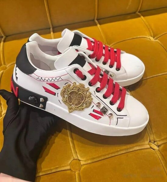 Chaussures de luxe blanches avec ornements rouges