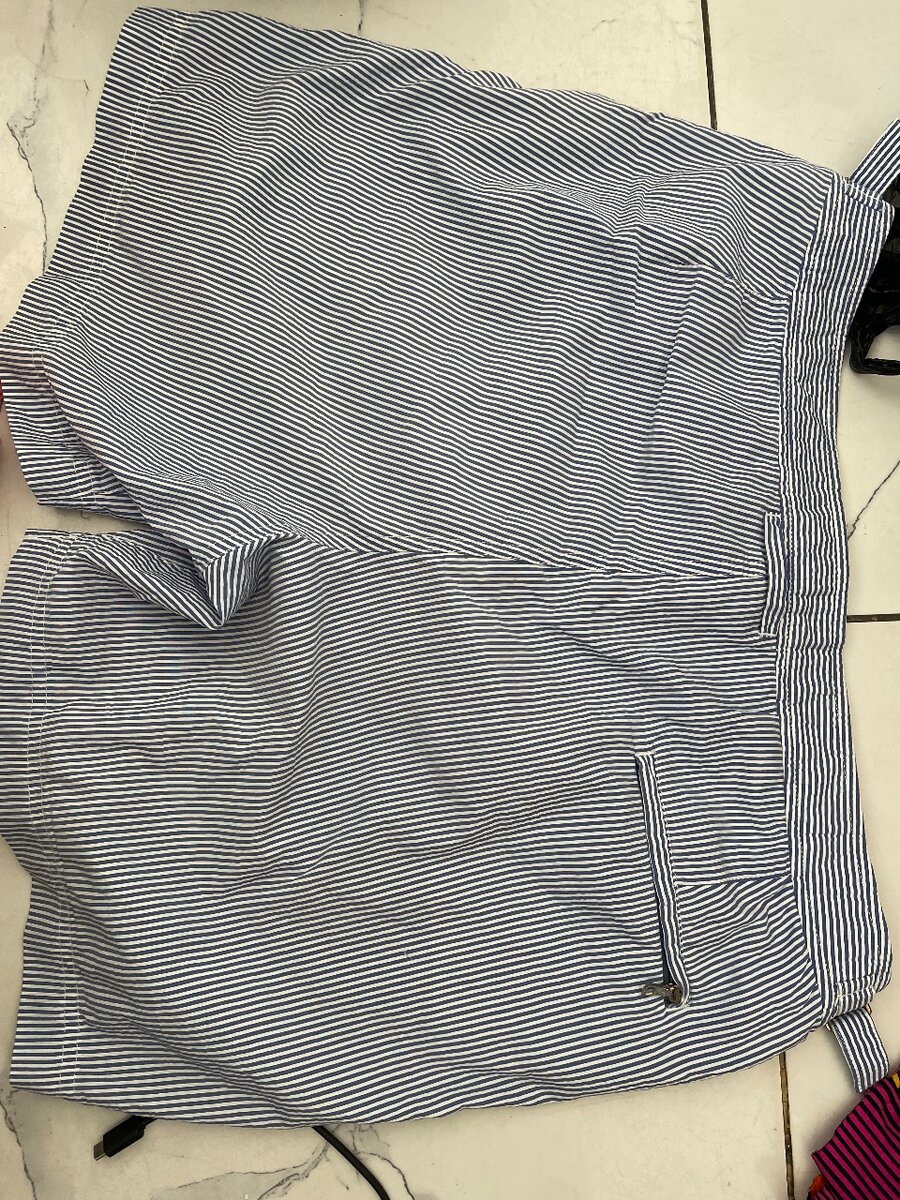 Short rayé bleu et blanc