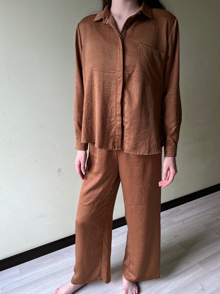 Костюм-двойка: рубашка и брюки