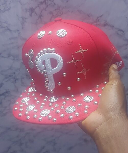 Casquette rouge ornée de perles