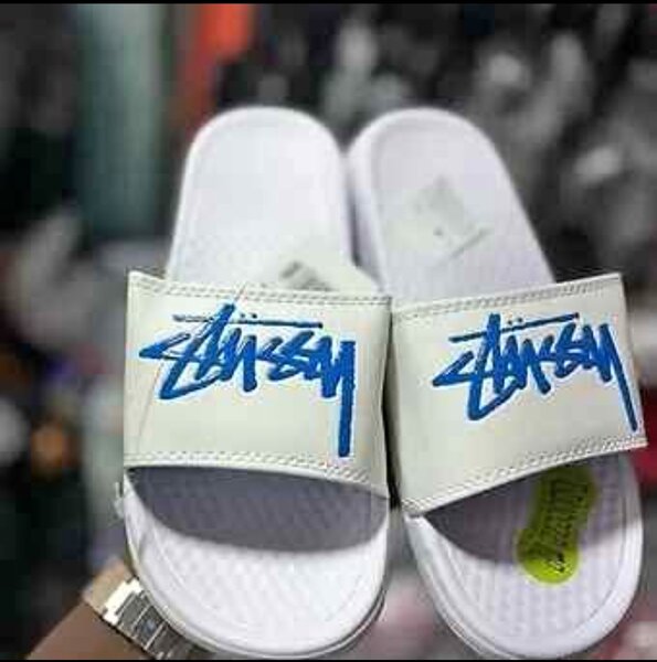 Claquettes blanches stylées