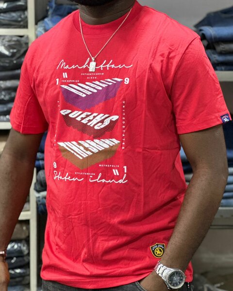 T-shirt rouge imprimé urbain