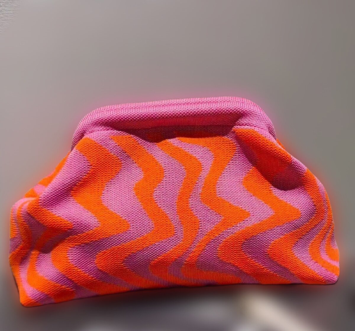 Pochette à motif ondulé