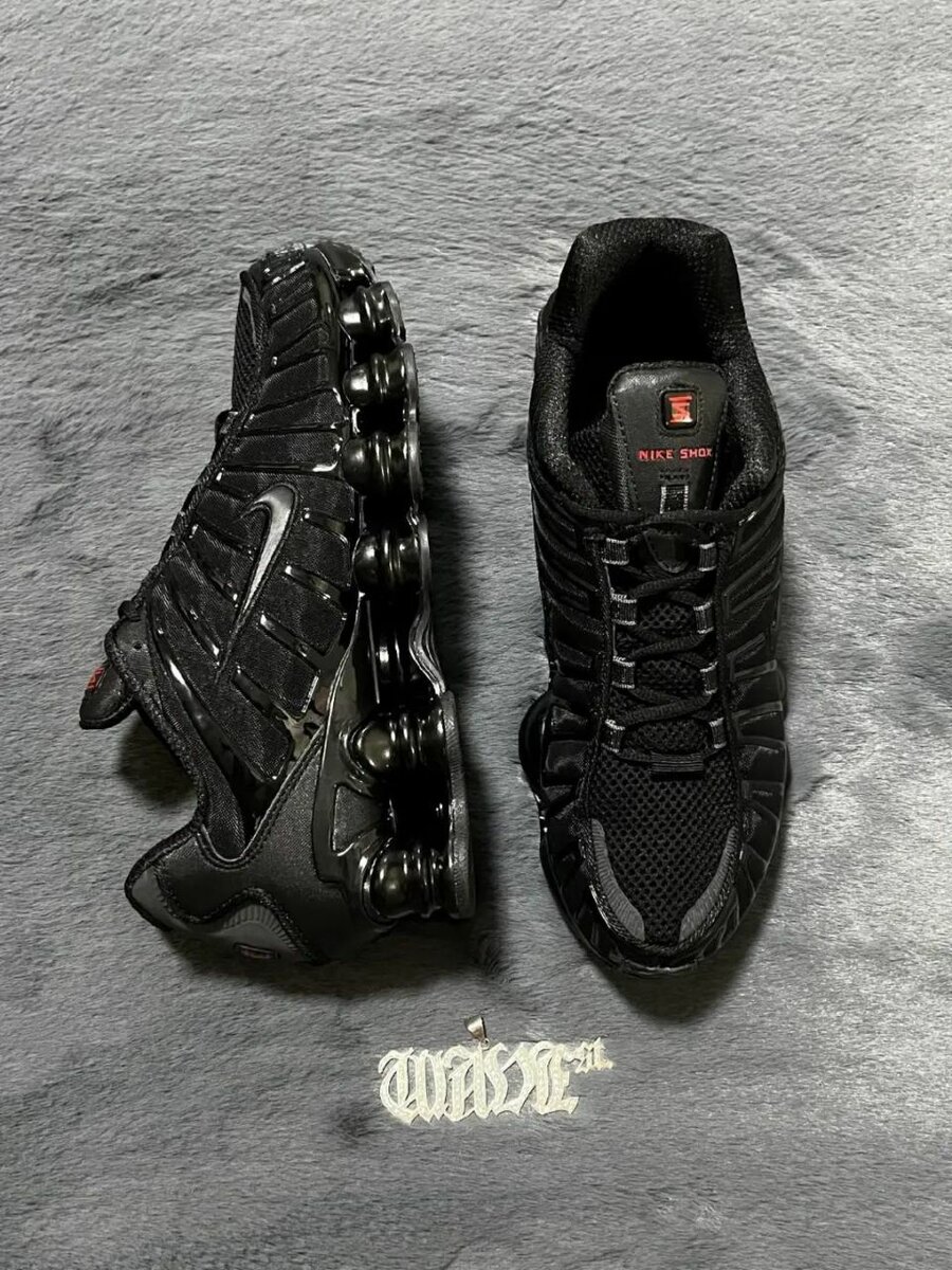 Baskets noir modernes homme