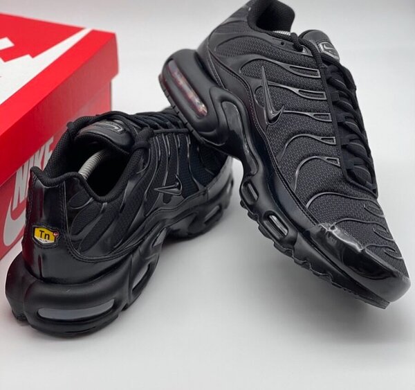 NIKE AIR MAX PLUS TN "TRIPLE BLACK" (avec le carton)