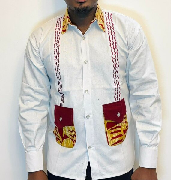 Chemise blanche avec motifs ethniques