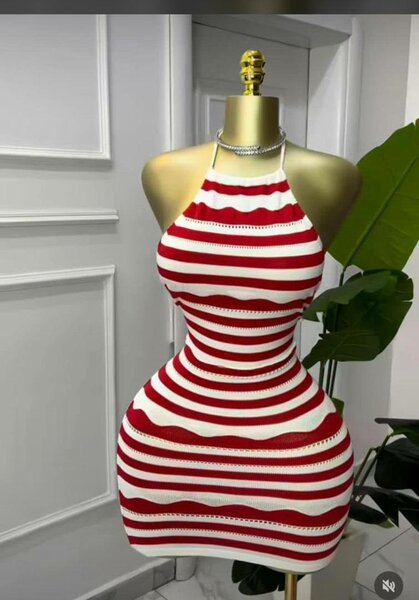 Robe moulante à rayures