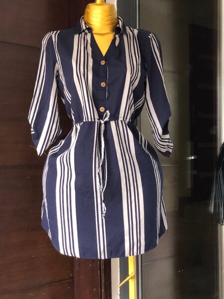 Robe élégante en tissu rayé