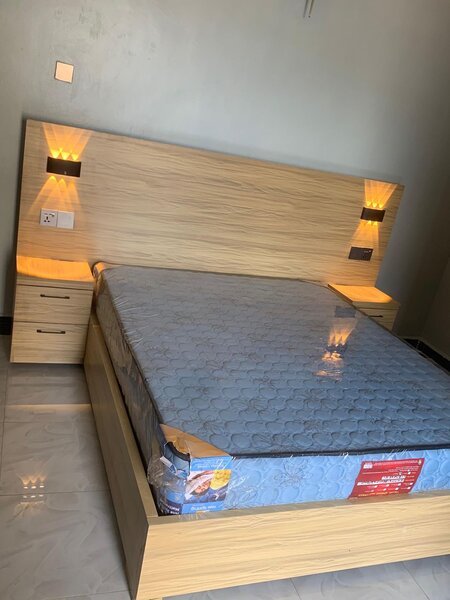 Lit double en bois moderne