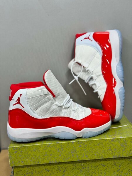 Air Jordan rouge blanc Nike blanc noir  nike noir