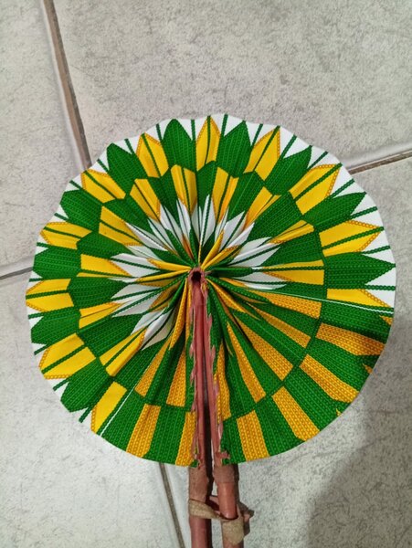 Éventail pliant artisanal