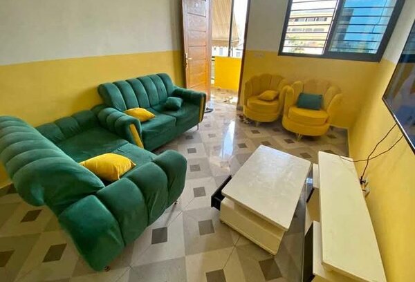 Fauteuils coquille jaunes