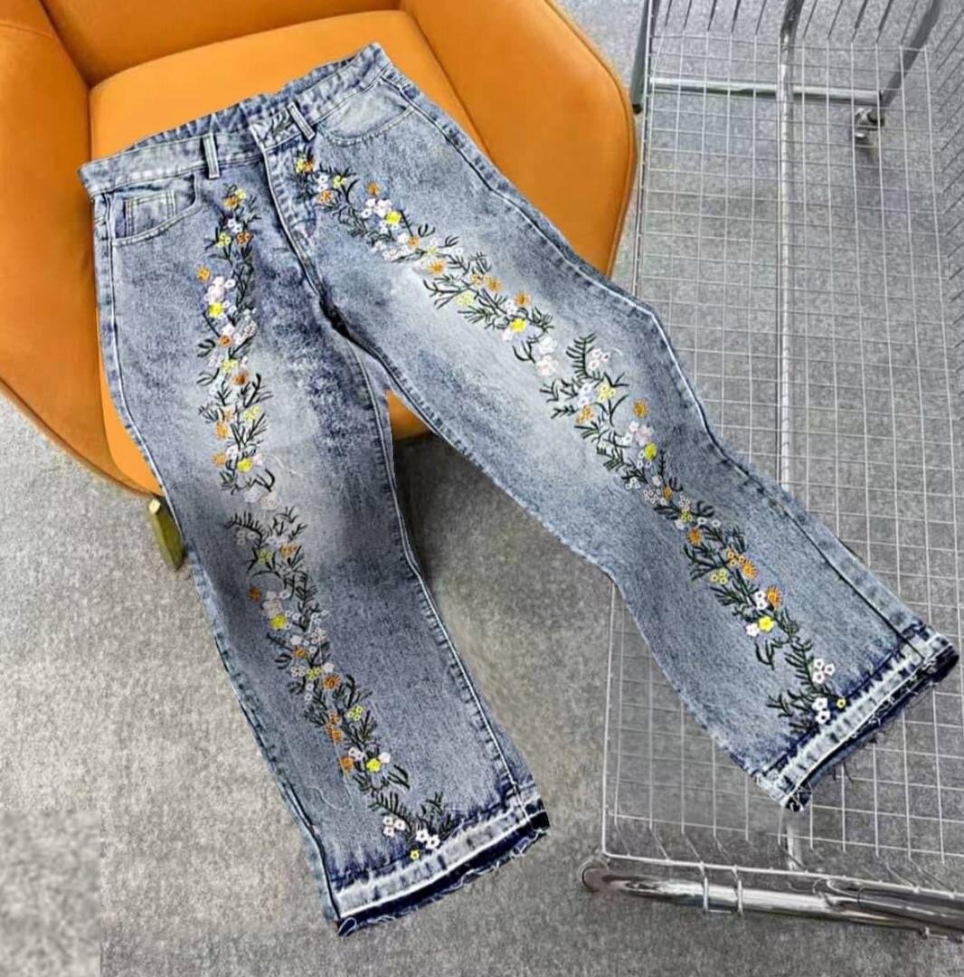 Jeans avec motifs floraux