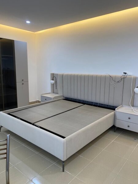 Lit design moderne avec éclairage intégré