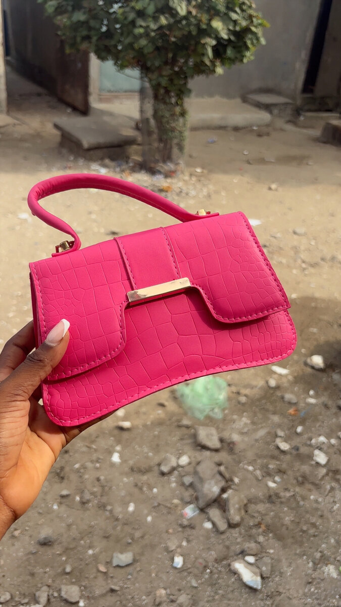 Sac à main en cuir rose élégant