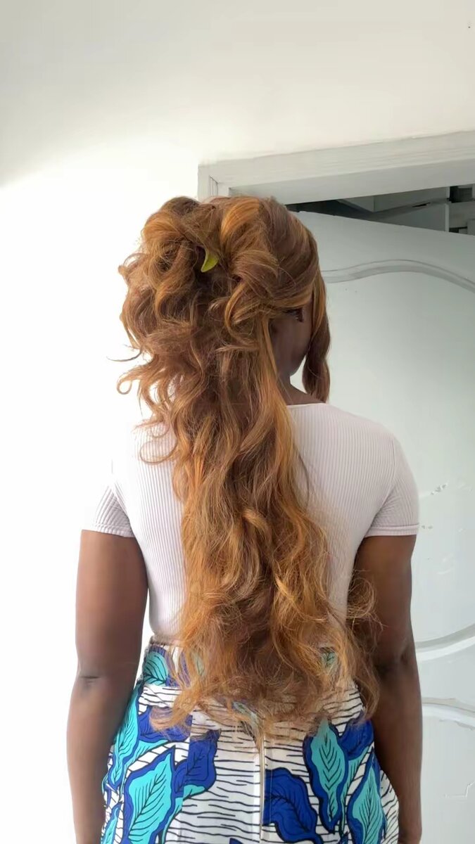 Perruque ondulée en dentelle