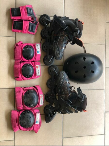 Patins à roulettes avec protections et casque