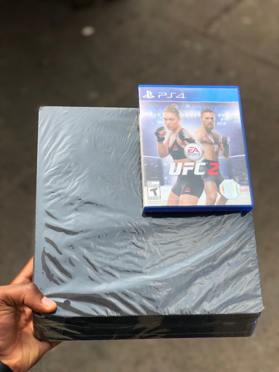 PS4 Slim + 1 Manette + 1 CD de Jeu en promo