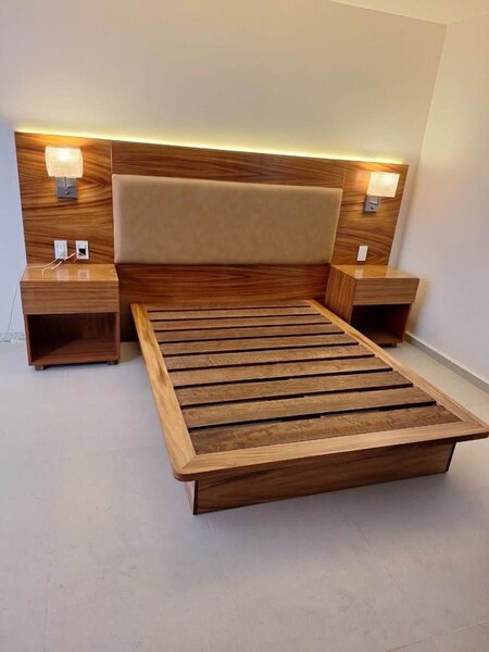 Lit Queen en bois massif