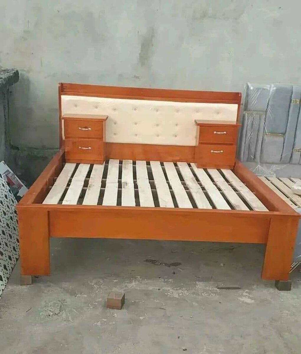 Lit en bois avec tête de lit capitonnée