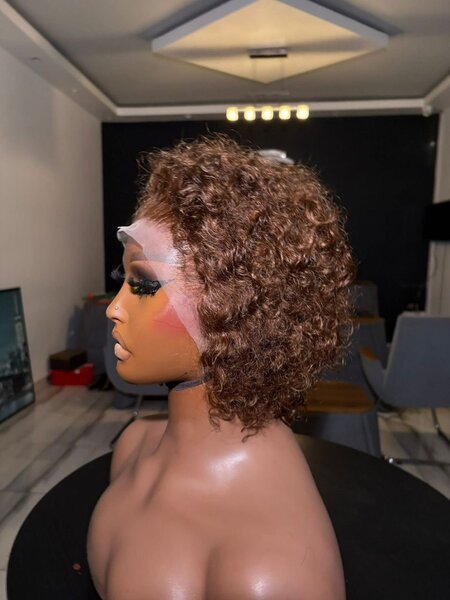 Perruque bouclée en dentelle