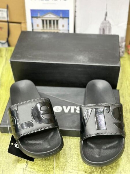 Claquettes Levi's noires