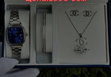 Комплект с наручными часами для женщин