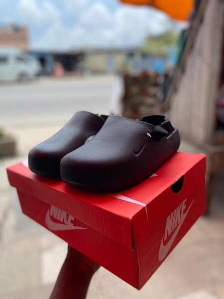 Claquettes unisexes Nike confortables