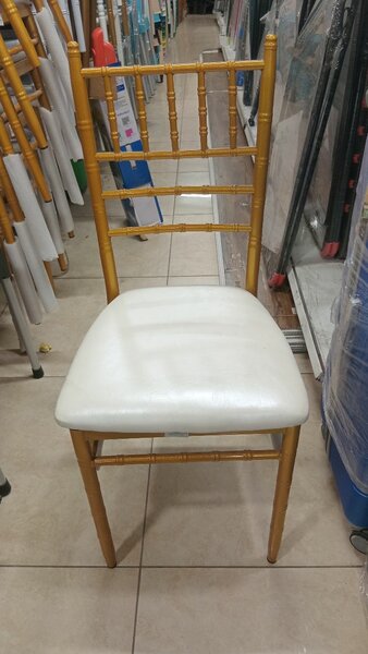 Chaise élégante en bois doré